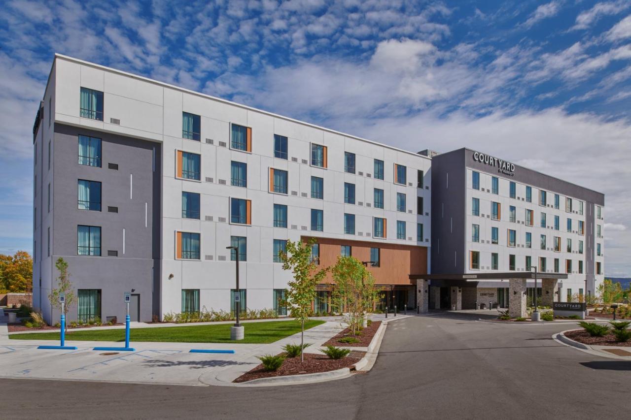 Courtyard By Marriott Petoskey At Victories Square Hotel Bagian luar foto